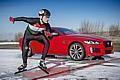 Jaguar XE 300 Sport im Duell mit dem Weltklasse-Speed Skater Shaolin Sándor Liu.  Foto: Auto-Medienportal.Net/Jaguar Land Rover